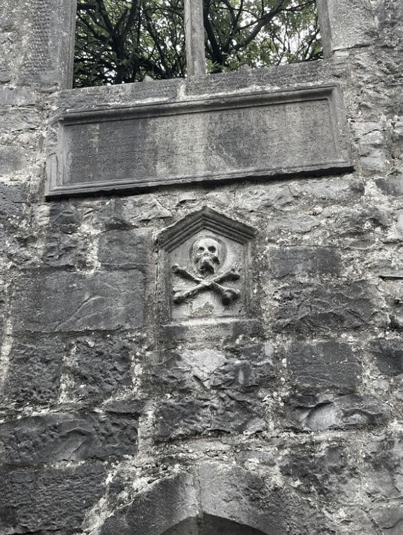 Skull and crossbones carved on a wall